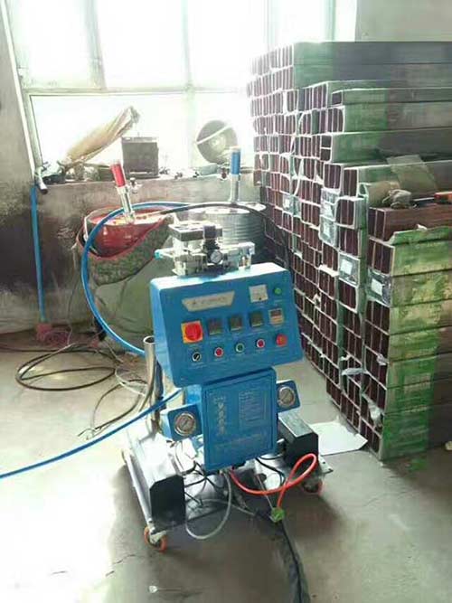 河北聚氨酯噴涂發(fā)泡機(jī)大型生產(chǎn)工廠 廠家直銷價(jià)(圖1) 高壓小型聚氨酯發(fā)泡機(jī)施工案例